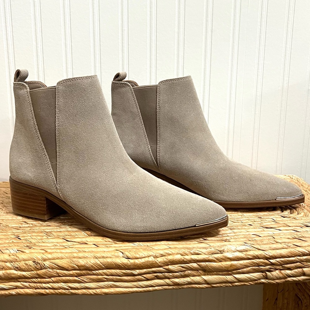 Marc Fisher LTD Yale Pointy Toe Chelsea Booties Size 8.5 ivory suede leather